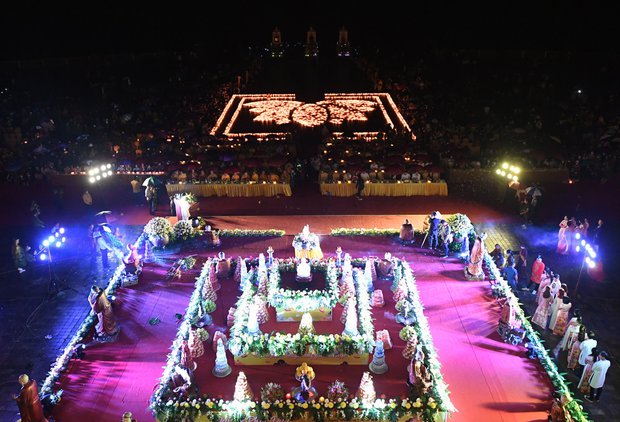Hàng nghìn du khách thập phương đội mưa dự lễ Phật Đản tại ngôi chùa lớn nhất thế giới - Ảnh 3.