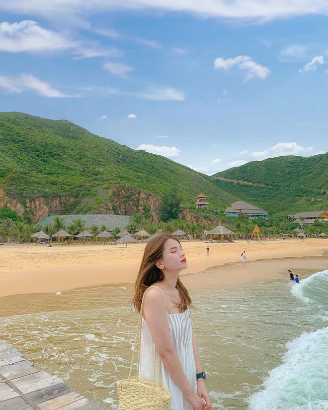 Clip cận cảnh bãi biển đẹp bậc nhất Việt Nam, làn nước mê hoặc, đến nước bể bơi còn thua xa - Ảnh 5.
