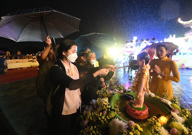 Hàng nghìn du khách thập phương đội mưa dự lễ Phật Đản tại ngôi chùa lớn nhất thế giới - Ảnh 4.