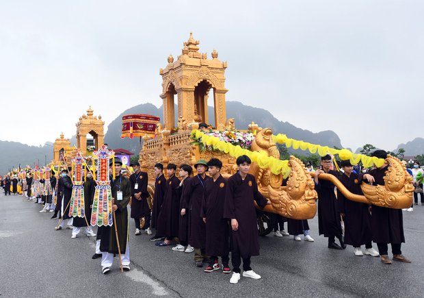 Hàng nghìn du khách thập phương đội mưa dự lễ Phật Đản tại ngôi chùa lớn nhất thế giới - Ảnh 6.