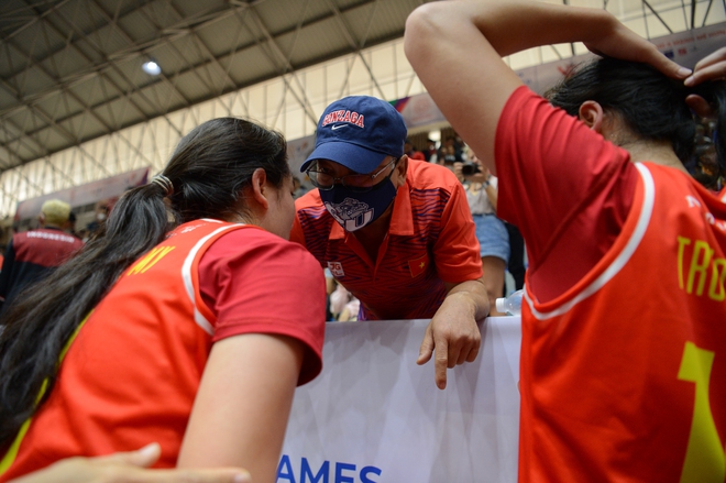 Cặp chị em sinh đôi tại SEA Games 31: Hiện tượng bóng rổ từ Mỹ về Việt Nam thi đấu, sở hữu loạt khoảnh khắc dễ thương - Ảnh 8.