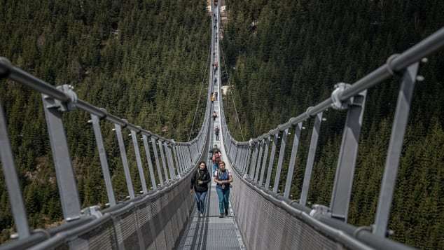 Chiêm ngưỡng cầu treo dài nhất thế giới mới mở cửa ở châu Âu - Ảnh 3.