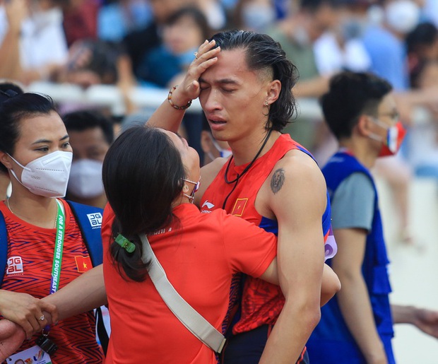 Chàng trai vàng điền kinh đổ gục, liên tục nói Mẹ, con xin lỗi!: Mới lớp 8 đã lọt vào mắt xanh HLV nổi tiếng - Ảnh 1.