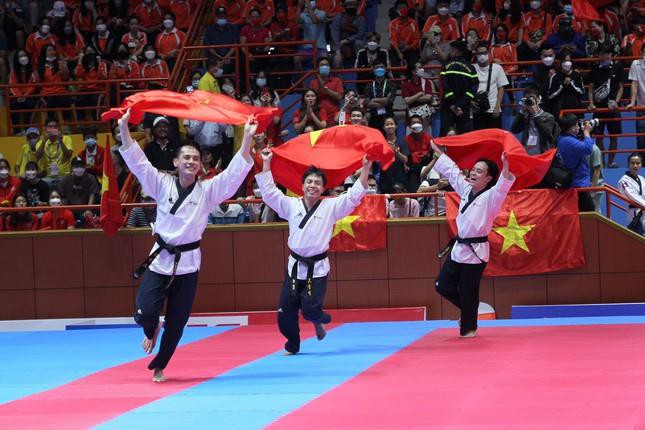 VĐV Taekwondo Việt Nam xếp hàng tri ân HLV sau khi giành 4 HCV - Ảnh 1.