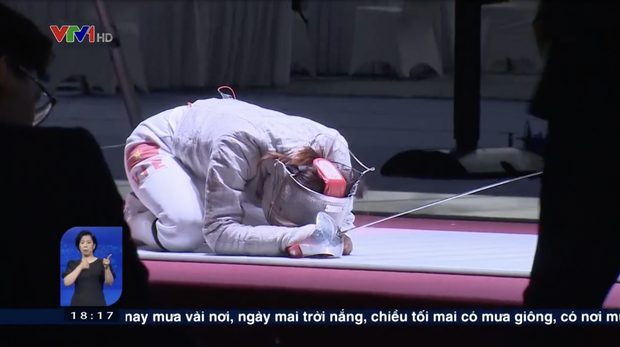 The moment the athlete lay down and cried after the victory: It took 7 years for Vietnam to have a gold medal for women's sword and slash, only 8 months to practice hard before going to the ring - Photo 2.