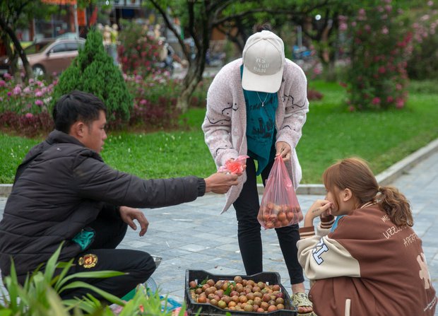  Sa Pa chuyển rét đậm giữa tháng 5, nhiều du khách thích thú trải nghiệm phố núi yên bình - Ảnh 11.