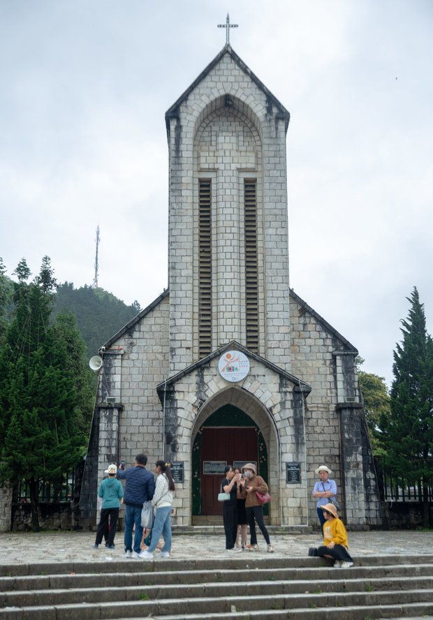  Sa Pa chuyển rét đậm giữa tháng 5, nhiều du khách thích thú trải nghiệm phố núi yên bình - Ảnh 13.