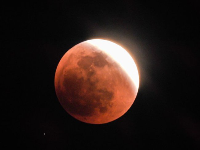 The first super lunar eclipse of the year: People are eager to see Hang blooming from all over the world - Photo 15.