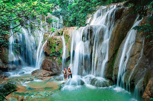 The Northwest this season is stunningly beautiful: The place with the top of the pass is considered a masterpiece of nature, where there is Dai Yem waterfall halfway across the sky like a fairy hair stream but the cost is super cheap!  - Photo 3.