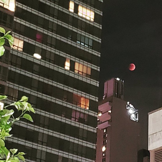 The first super lunar eclipse of the year: People are eager to see Hang showing off her beauty from all over the world - Photo 10.