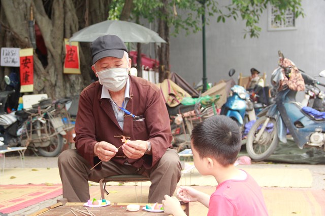 Cuối tuần lên phố đi bộ Hồ Gươm, trải nghiệm trở thành nghệ nhân với giá chỉ 20.000 đồng - Ảnh 5.