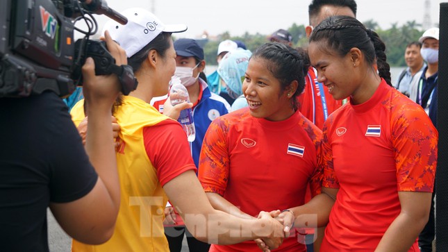 Canoeing won 2 more gold medals and beautiful actions of Vietnamese female athletes - Photo 1.