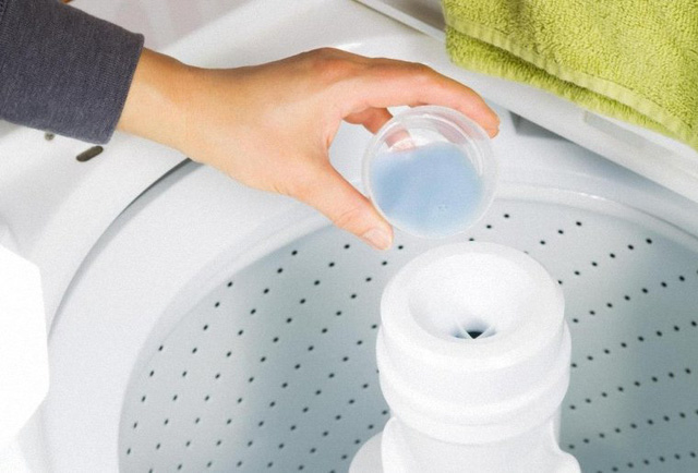 Cứ nghĩ cho nhiều bột giặt vào máy giặt quần áo mới sạch, nhưng sai lầm này dẫn đến hậu quả nghiêm trọng mà bạn không ngờ - Ảnh 3.