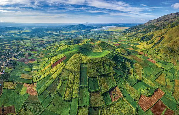 Thiên đường mới nổi ở Tây Nguyên: Miệng núi lửa uốn lượn giữa thiên nhiên hoang sơ, mỗi mùa lại được nhuộm màu bởi một loài hoa đẹp như cổ tích - Ảnh 3.