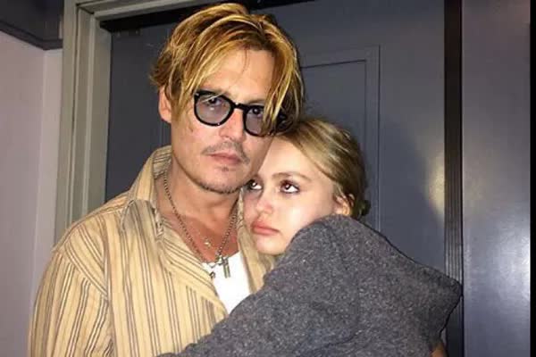 Diễn biến gây sốc vụ kiện tụng giữa Johnny Depp và Amber Heard: Vợ trẻ cắm sừng chồng, tòa chờ nhân chứng quan trọng - Ảnh 4.