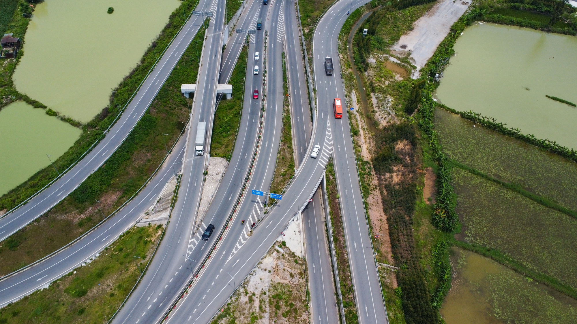 Cận cảnh hầm chui trăm tỷ tại nút giao Quốc lộ 18, cao tốc Hà Nội - Bắc Giang - Ảnh 2.