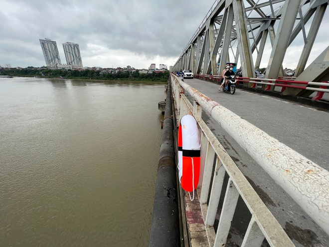 Hơn một nửa phao cứu sinh trên những cây cầu ở Hà Nội đã không cánh mà bay - Ảnh 1.