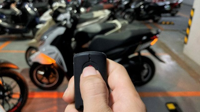 Quên tắt núm chìa khoá smartkey: Hậu quả và các cách để bạn có thể mở khoá dễ dàng, ai cũng thực hiện được - Ảnh 1.