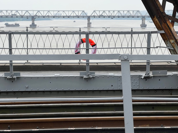 Hơn một nửa phao cứu sinh trên những cây cầu ở Hà Nội đã không cánh mà bay - Ảnh 3.