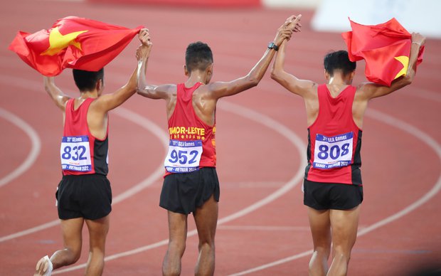 Hình ảnh đẹp: Nữ tình nguyện viên chạy xuống sân, đưa cờ cho người hùng Timor Leste ăn mừng quanh sân Mỹ Đình - Ảnh 6.