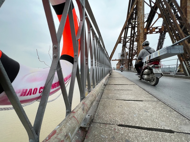 Hơn một nửa phao cứu sinh trên những cây cầu ở Hà Nội đã không cánh mà bay - Ảnh 4.