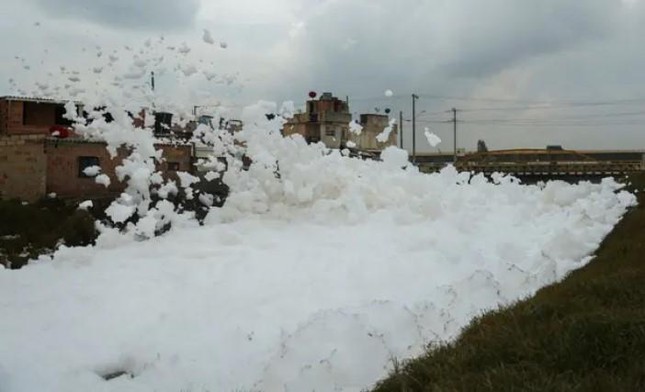 Stinky foam filled the town, people panicked and ran away, officials warned it was hot - Photo 4.