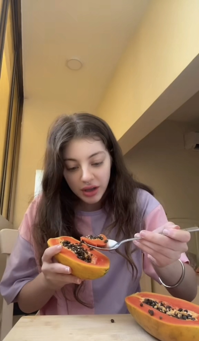 The first time trying papaya, the Western girl ate all the seeds, causing netizens to finish watching 3 funny parts and 7 helpless parts - Photo 3.