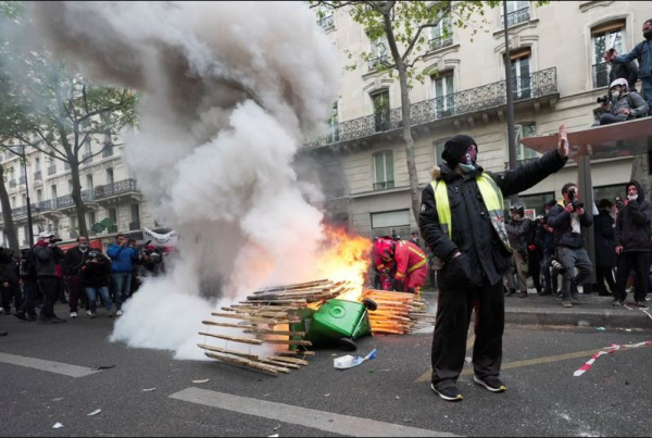 Violence broke out during an uneasy holiday in France - Photo 2.