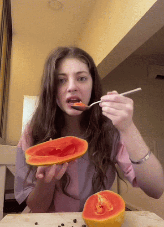 The first time trying papaya, the Western girl ate all the seeds, making netizens finish watching 3 funny parts and 7 helpless parts - Photo 4.