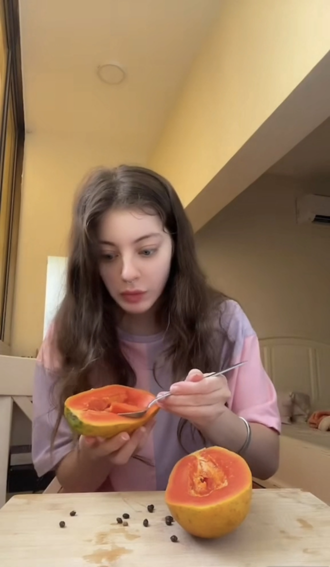 The first time trying papaya, the Western girl ate all the seeds, causing netizens to finish watching 3 funny parts 7 helpless parts - Photo 5.