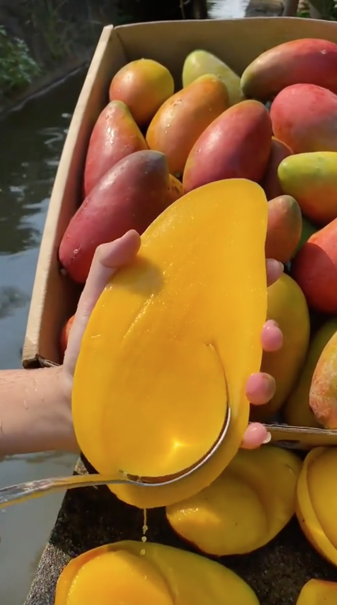 The sight of hundreds of mangoes is very eye-catching, but netizens discovered an unusual detail - Photo 6.