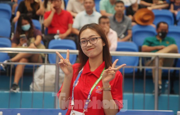 Ngắm nhan sắc cuốn hút của các nữ tình nguyện viên tại SEA Games 31 - Ảnh 2.