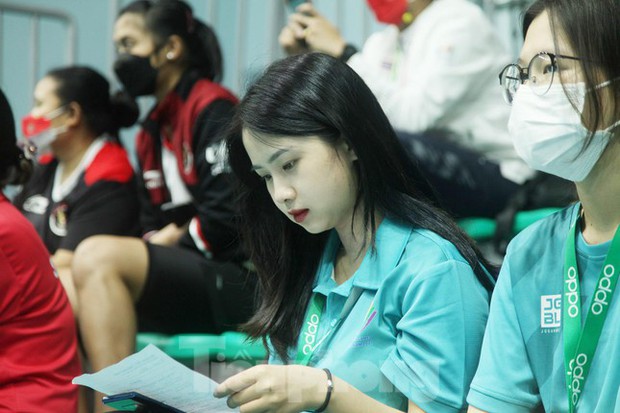 Ngắm nhan sắc cuốn hút của các nữ tình nguyện viên tại SEA Games 31 - Ảnh 5.