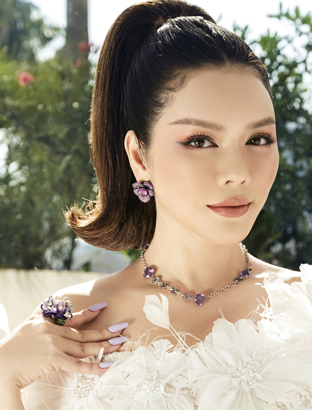 Ly Nha Ky wearing 2.5 billion jewelry, appeared splendidly on the red carpet of Cannes Film Festival - Photo 5.