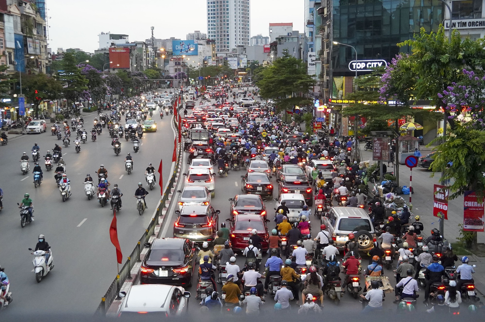 Hà Nội: Một thập kỷ hoàn thành 12 cây cầu vượt nhẹ trị giá hơn 3.000 tỷ đồng - Ảnh 12.