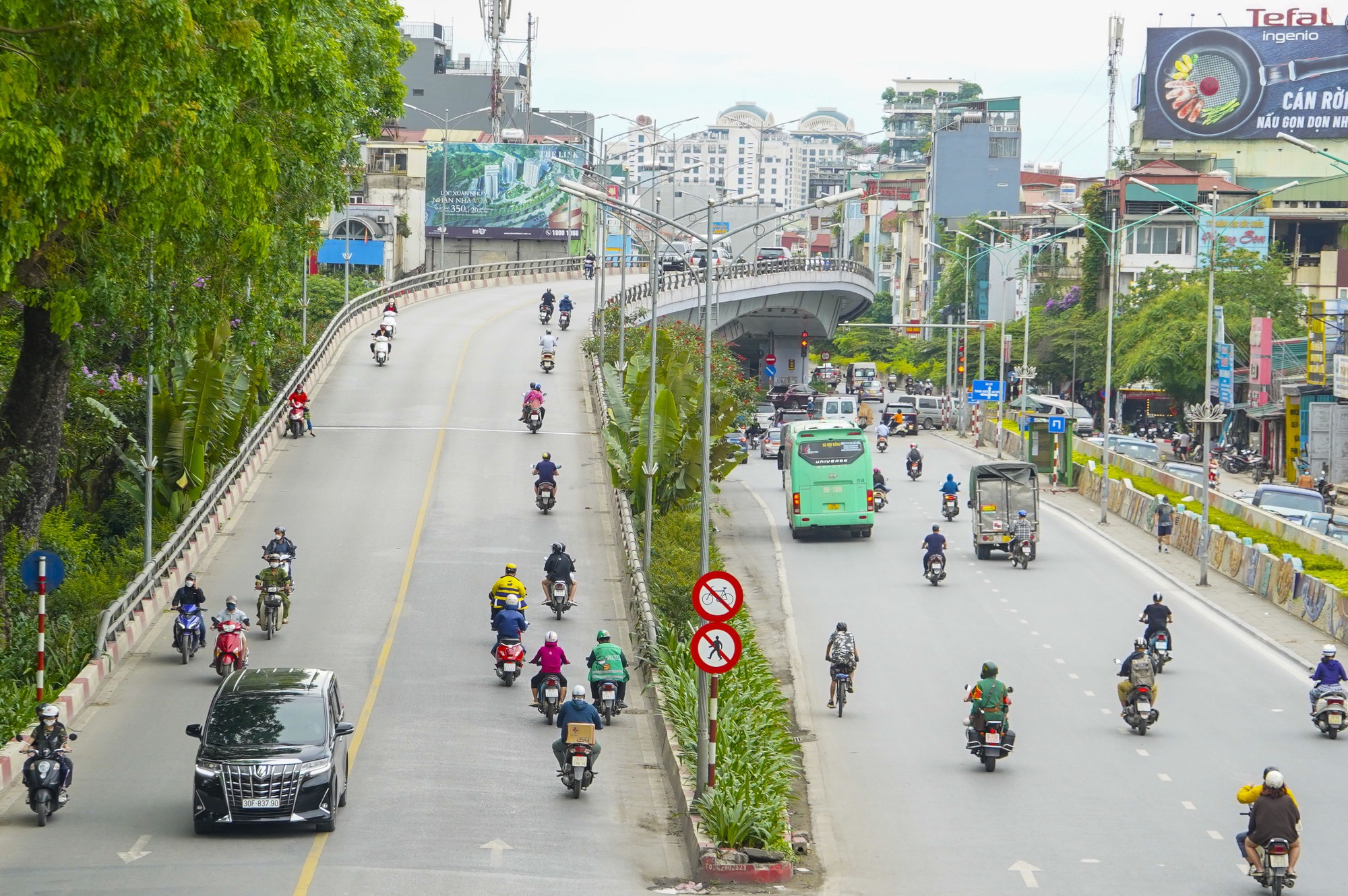 Hà Nội: Một thập kỷ hoàn thành 12 cây cầu vượt nhẹ trị giá hơn 3.000 tỷ đồng - Ảnh 3.