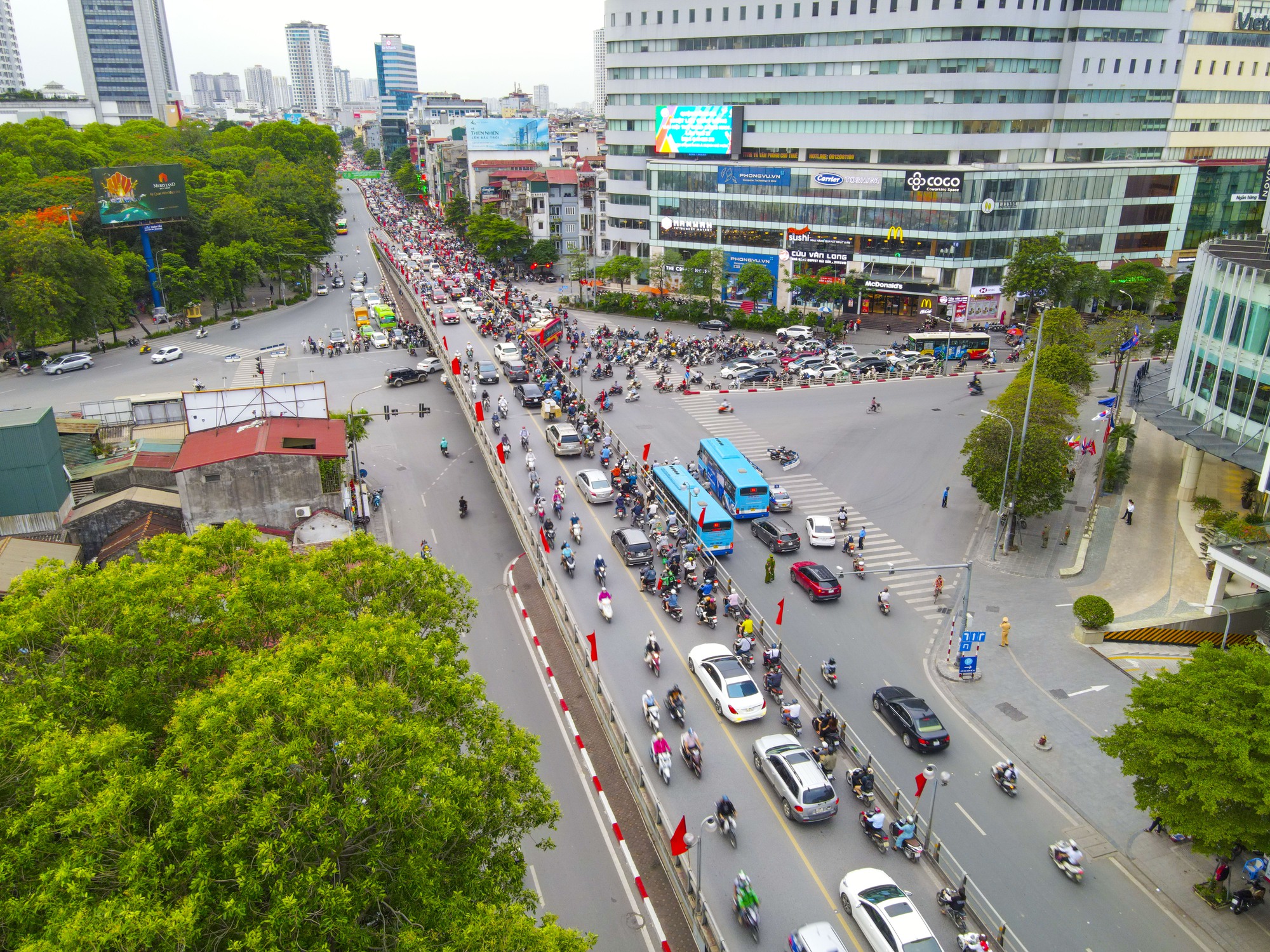 Hà Nội: Một thập kỷ hoàn thành 12 cây cầu vượt nhẹ trị giá hơn 3.000 tỷ đồng - Ảnh 4.