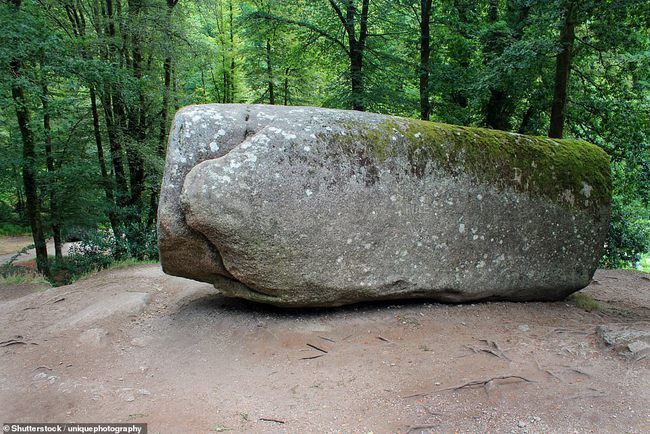 Decipher the secret of a giant rock weighing 137 tons, but anyone can move, revealing a trick that many people do not know - Photo 3.