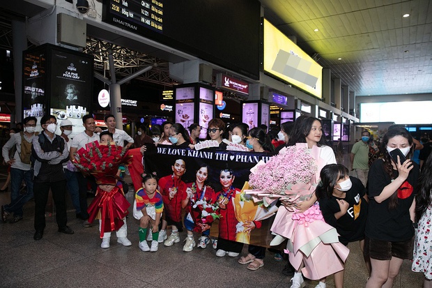 Nửa đêm muộn, con trai mang hoa ra sân bay đón vợ chồng Khánh Thi - Phan Hiển sau thành công tại SEA Games 31 - Ảnh 1.