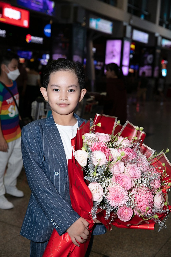 Nửa đêm muộn, con trai mang hoa ra sân bay đón vợ chồng Khánh Thi - Phan Hiển sau thành công tại SEA Games 31 - Ảnh 2.