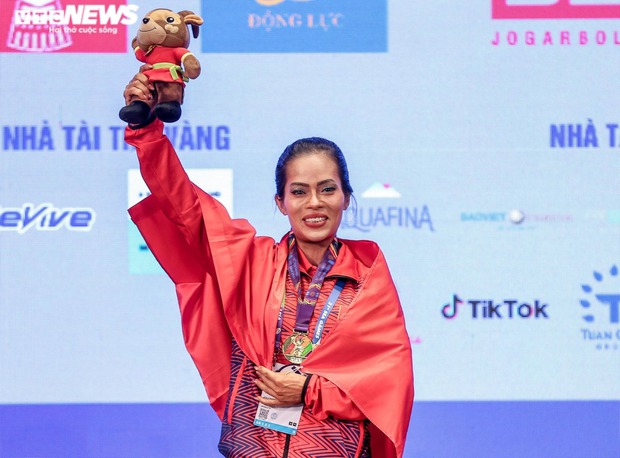 Lực sĩ Đinh Kim Loan: Cô gái quê nghèo vượt định kiến theo đuổi thể hình, 2 lần vô địch thế giới nhưng mất 16 năm mới có HCV SEA Games đầu tiên - Ảnh 1.