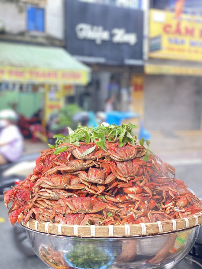 Hàng ba khía Cà Mau tại Sài Gòn tiết lộ mỗi tháng doanh thu trên 300 triệu đồng, tiền lời quá đủ để lo cho gia đình nhưng vẫn chọn bán lề đường vì một nỗi lo - Ảnh 2.