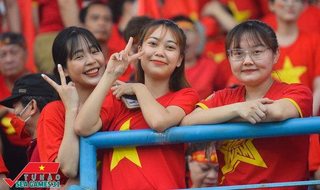  CĐV phủ đỏ SVĐ Cẩm Phả tiếp lửa cho tuyển nữ Việt Nam, 1 chung cư ở Hà Nội thuê màn hình khủng để người dân cùng theo dõi - Ảnh 14.