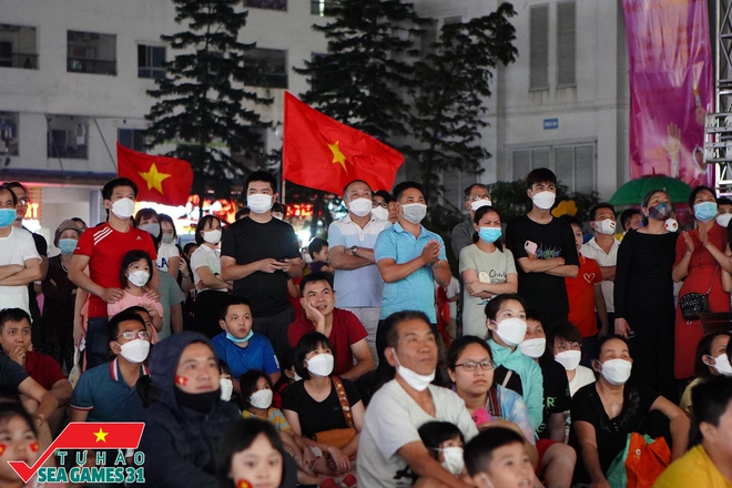  CĐV phủ đỏ SVĐ Cẩm Phả tiếp lửa cho tuyển nữ Việt Nam, 1 chung cư ở Hà Nội thuê màn hình khủng để người dân cùng theo dõi - Ảnh 19.
