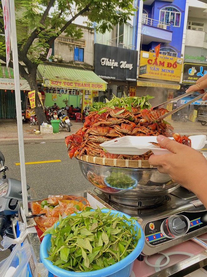 Hàng ba khía Cà Mau tại Sài Gòn tiết lộ mỗi tháng doanh thu trên 300 triệu đồng, tiền lời quá đủ để lo cho gia đình nhưng vẫn chọn bán lề đường vì một nỗi lo - Ảnh 3.