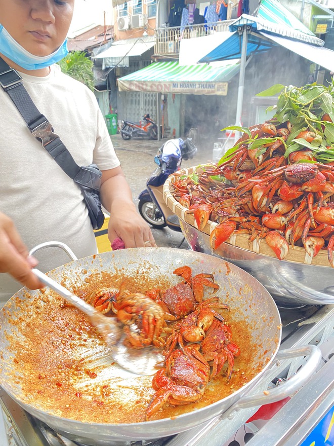 Hàng ba khía Cà Mau tại Sài Gòn tiết lộ mỗi tháng doanh thu trên 300 triệu đồng, tiền lời quá đủ để lo cho gia đình nhưng vẫn chọn bán lề đường vì một nỗi lo - Ảnh 6.