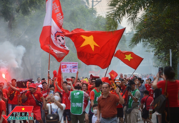  CĐV phủ đỏ SVĐ Cẩm Phả tiếp lửa cho tuyển nữ Việt Nam, 1 chung cư ở Hà Nội thuê màn hình khủng để người dân cùng theo dõi - Ảnh 7.