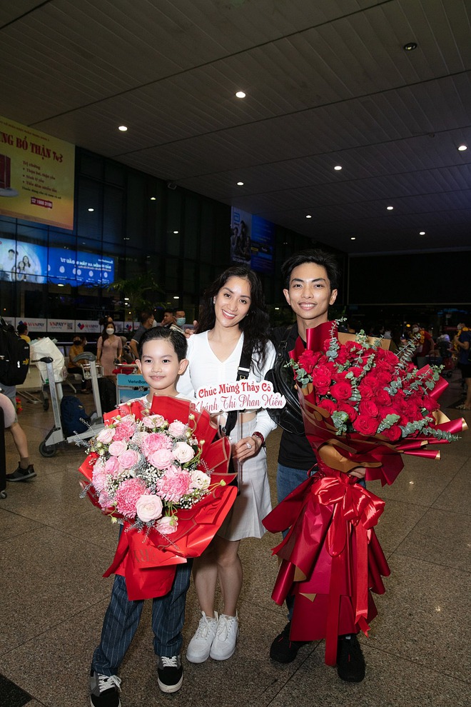 Nửa đêm muộn, con trai mang hoa ra sân bay đón vợ chồng Khánh Thi - Phan Hiển sau thành công tại SEA Games 31 - Ảnh 8.