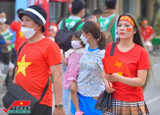  CĐV phủ đỏ SVĐ Cẩm Phả tiếp lửa cho tuyển nữ Việt Nam, 1 chung cư ở Hà Nội thuê màn hình khủng để người dân cùng theo dõi - Ảnh 8.
