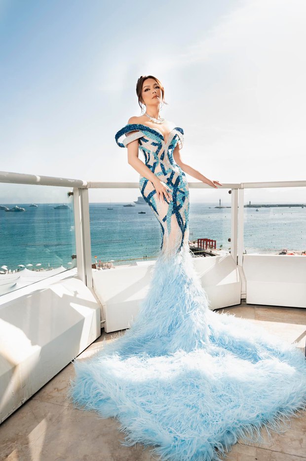 Lý Nhã Kỳ diện đầm khoe body nóng bỏng và đeo kim cương 6 tỷ đồng trong ngày 2 dự LHP Cannes - Ảnh 9.